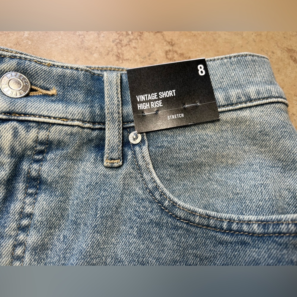 NWT🌷EXPRESS High-Waisted Light Wash Raw Hem 2.5” Inseam Vintage Jean Shorts - Picture 5 of 7